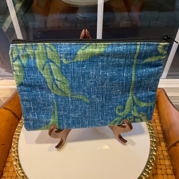 Reyn Spooner Hawaiian Print Small Bag - Picture 2 of 6